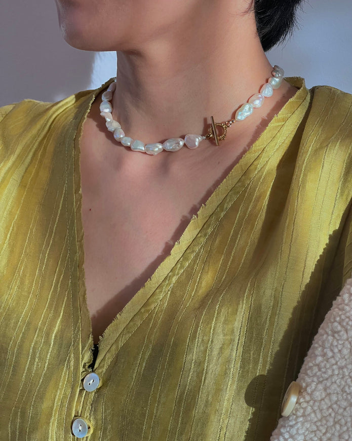 Lumen · Barocke Perlen-Choker mit T-Verschluss