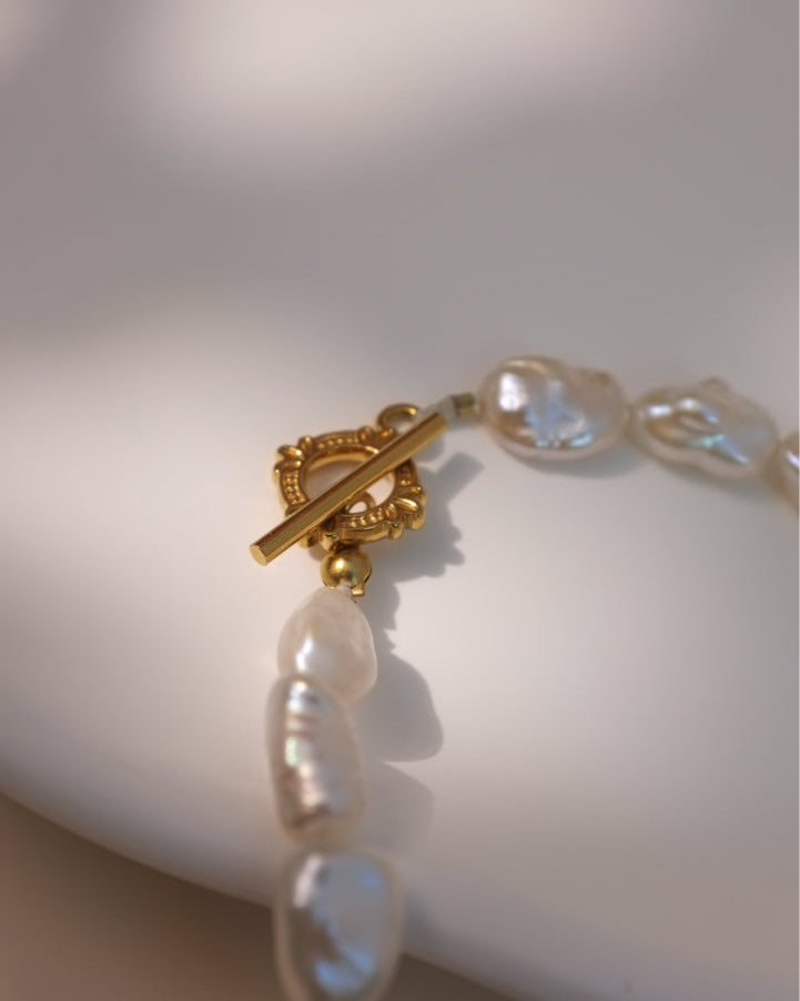 Lumen · Barocke Perlen-Choker mit T-Verschluss