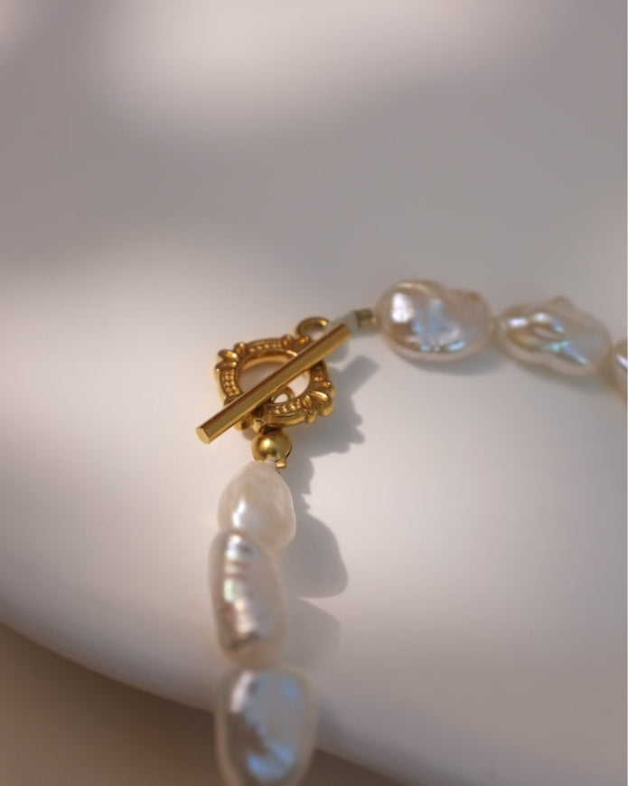 Lumen · Barocke Perlen-Choker mit T-Verschluss